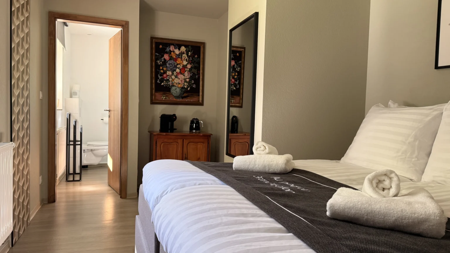 Slaapkamer bij B&B Au pied du Grand Ballon met tweepersoonsbed en stapelbed