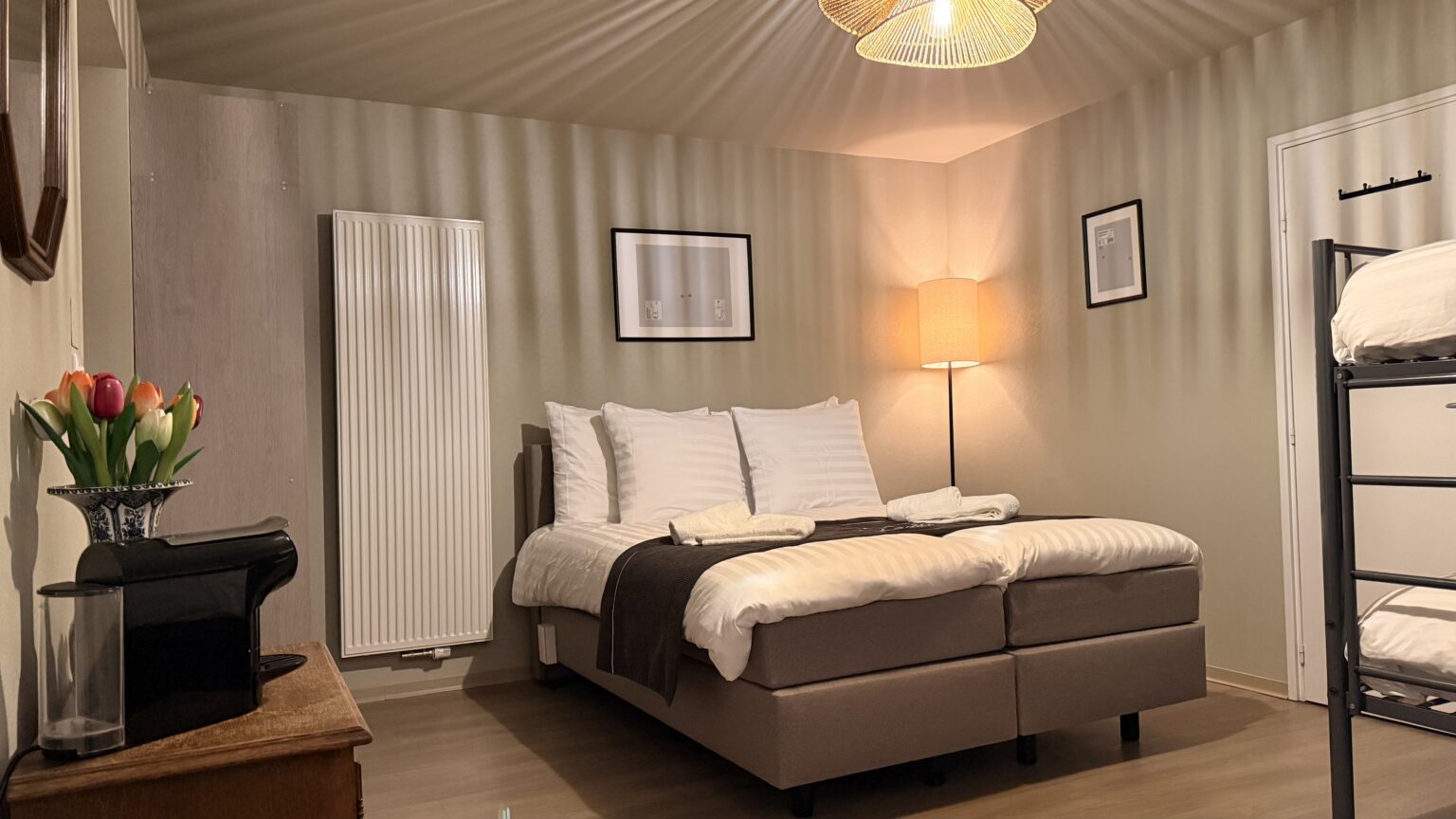 Ruime kamer Pinot Gris met tweepersoonsbed, stapelbed voor extra gasten en zithoek