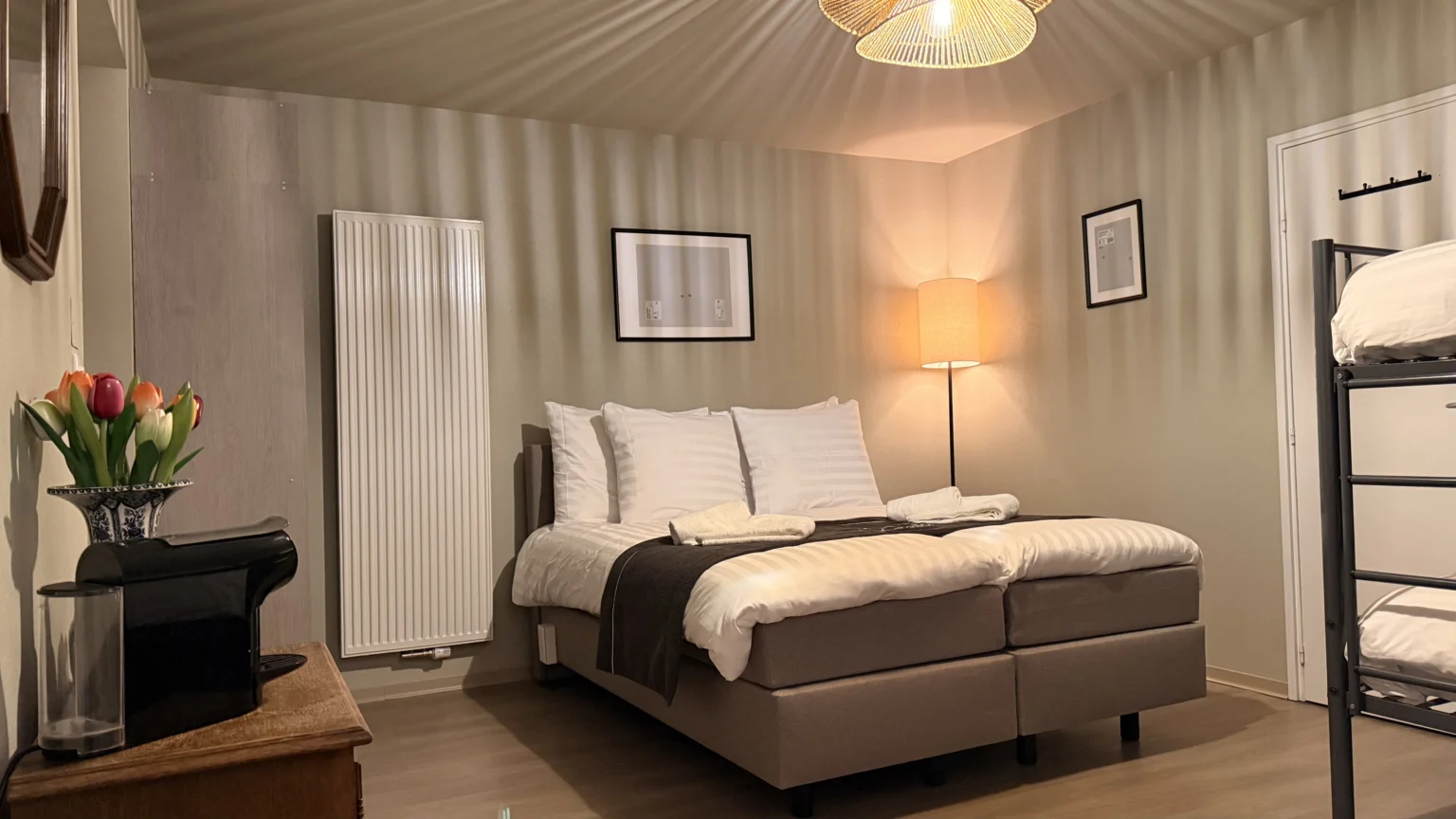 Ruime kamer Pinot Gris met tweepersoonsbed, stapelbed voor extra gasten en zithoek